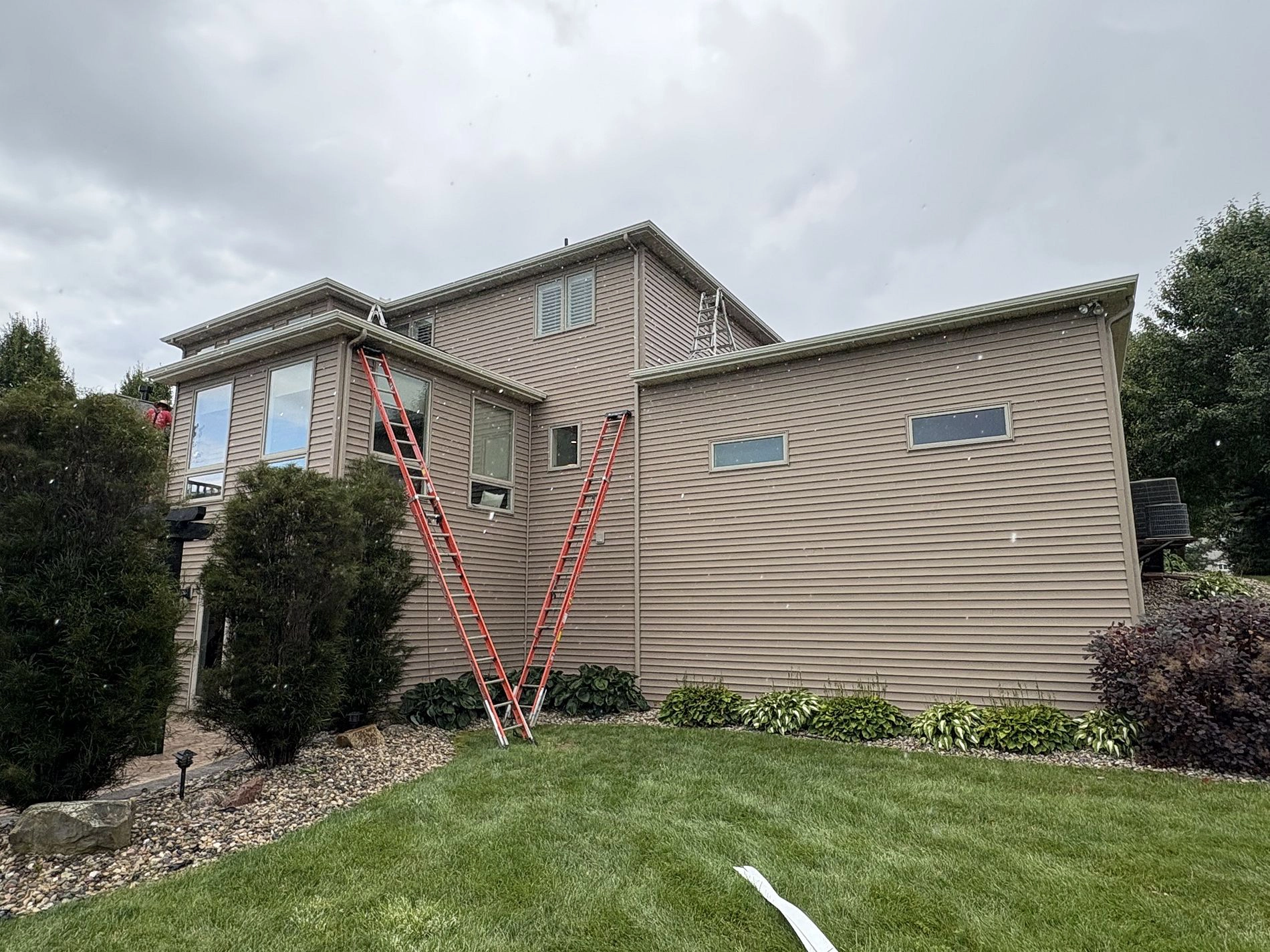 Seamless gutter installation